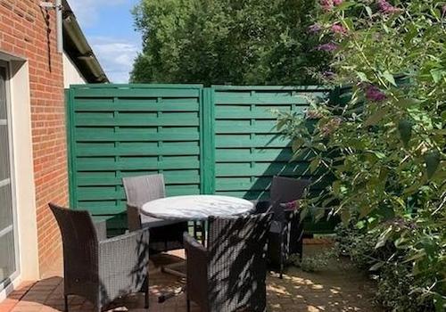 Terrasse mit Möbeln