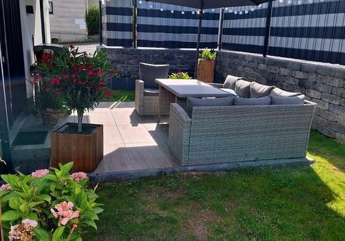 Terrasse mit Aufgang z.Parkpl.