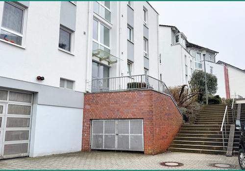 Treppenanlage von unten und Tiefgarageneinfahrt