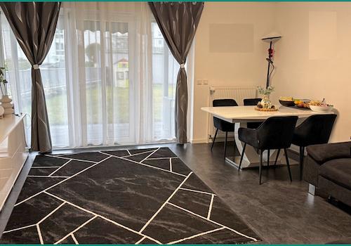 Wohn-Esszimmer mit Zugang zur Terrasse und dem Garten