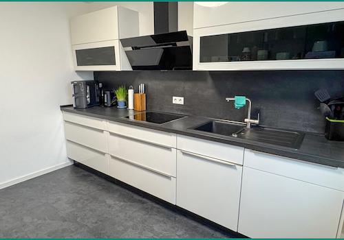 ...praktischen Oberschränken mit Stauraum...