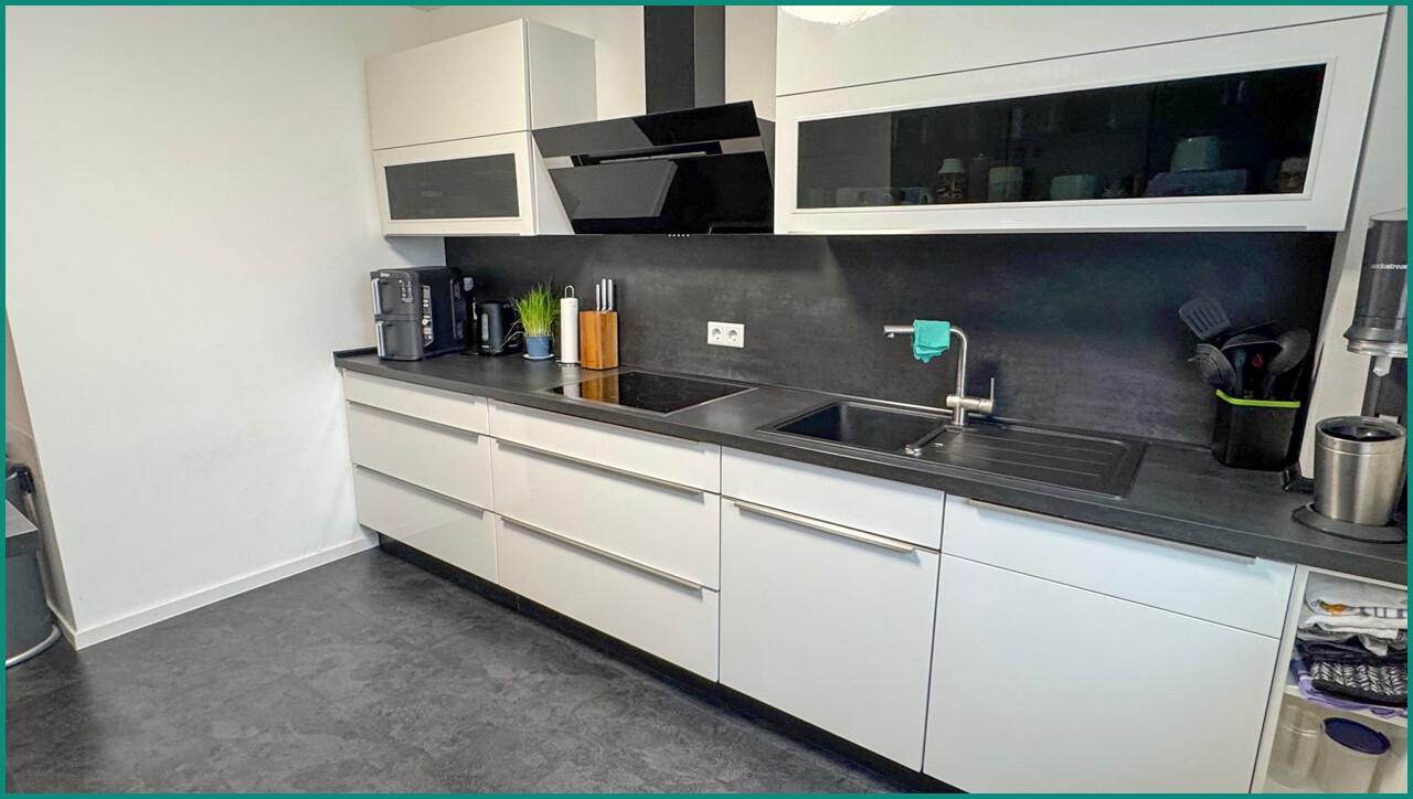 ...praktischen Oberschränken mit Stauraum...