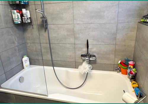 ...Badewanne mit Duschaufsatz...