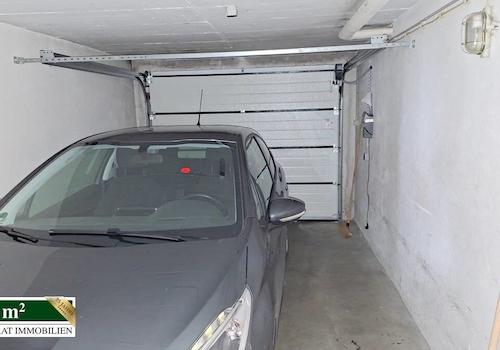Garage mit Zugang zum Keller