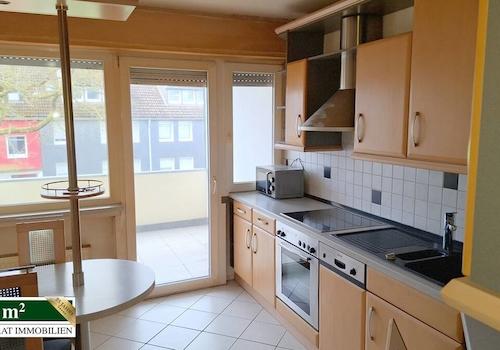 Küche mit Zugang zur Loggia