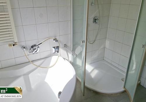 Bad mit Dusche und Wanne