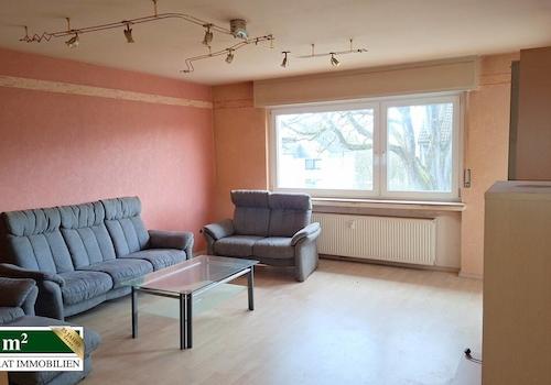 Wohnzimmer mit Zugang zur Loggia