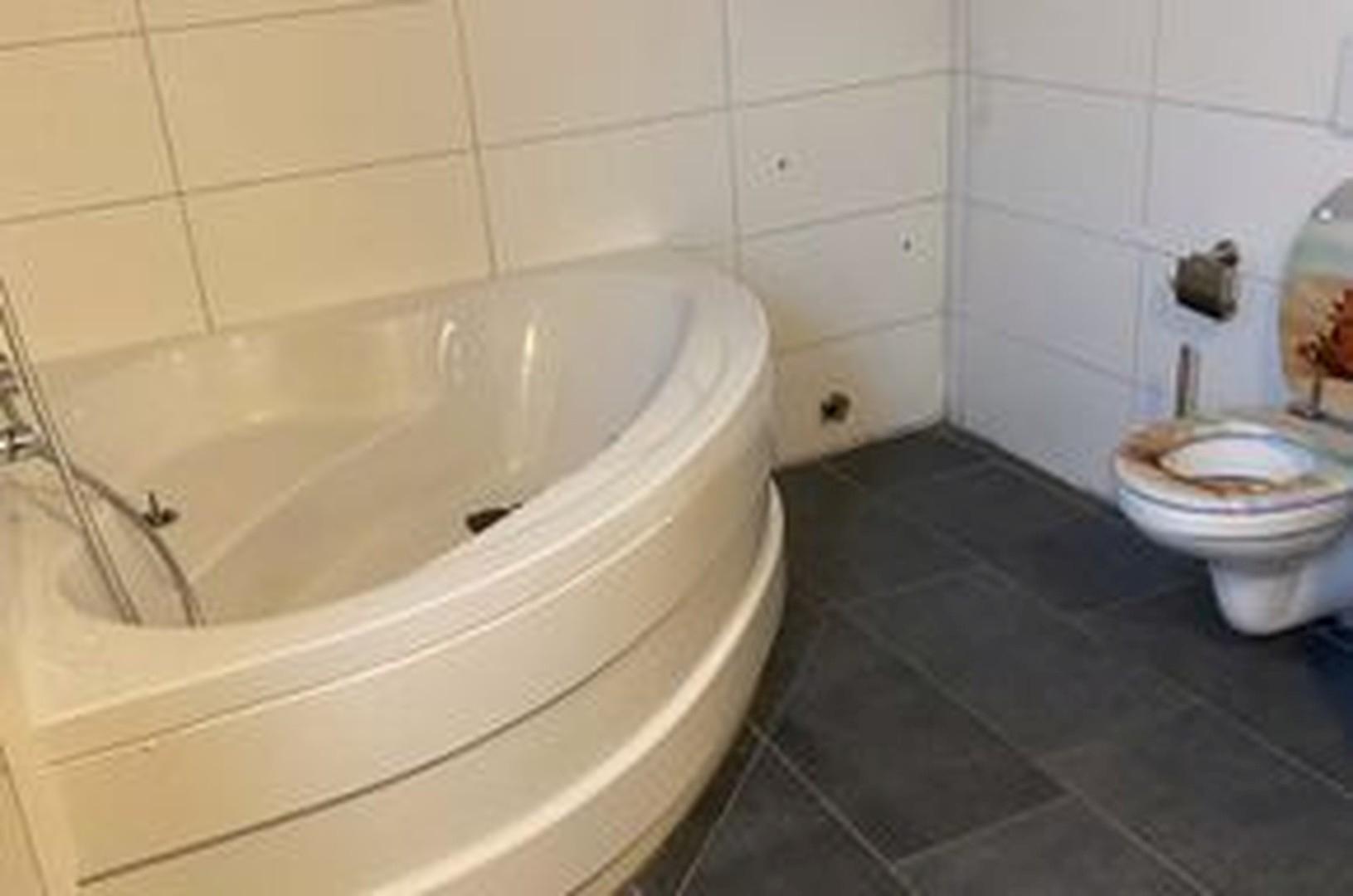 Bad, Dusche mit Toilette