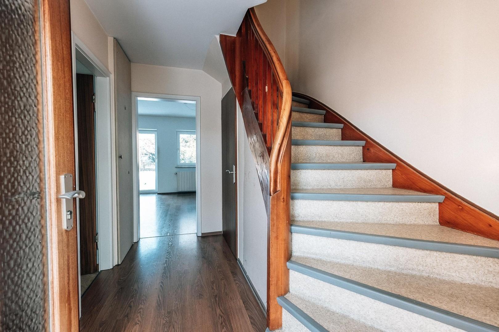 Treppenhaus und Flur EG