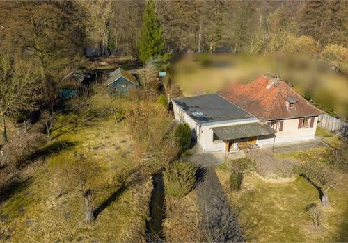 Luftbild EFH, Bachlauf und Nebengelass