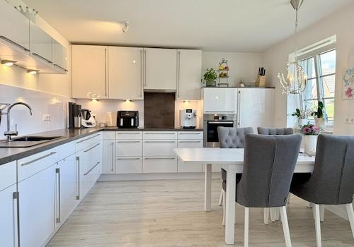 Küche mit Einbauküche