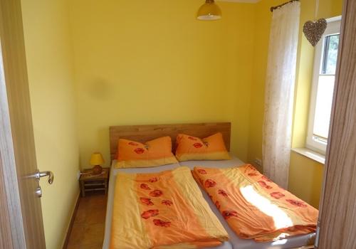 Schlafzimmer mit Doppelbett