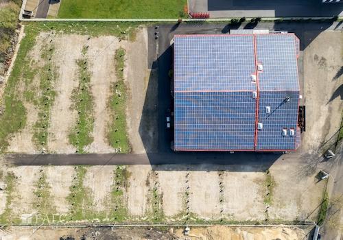 Grundstück mit Halle von oben