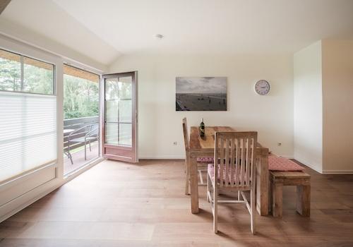 Essbereich mit Zugang zum Balkon