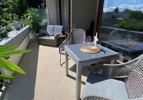 Großer Balkon mit Markise