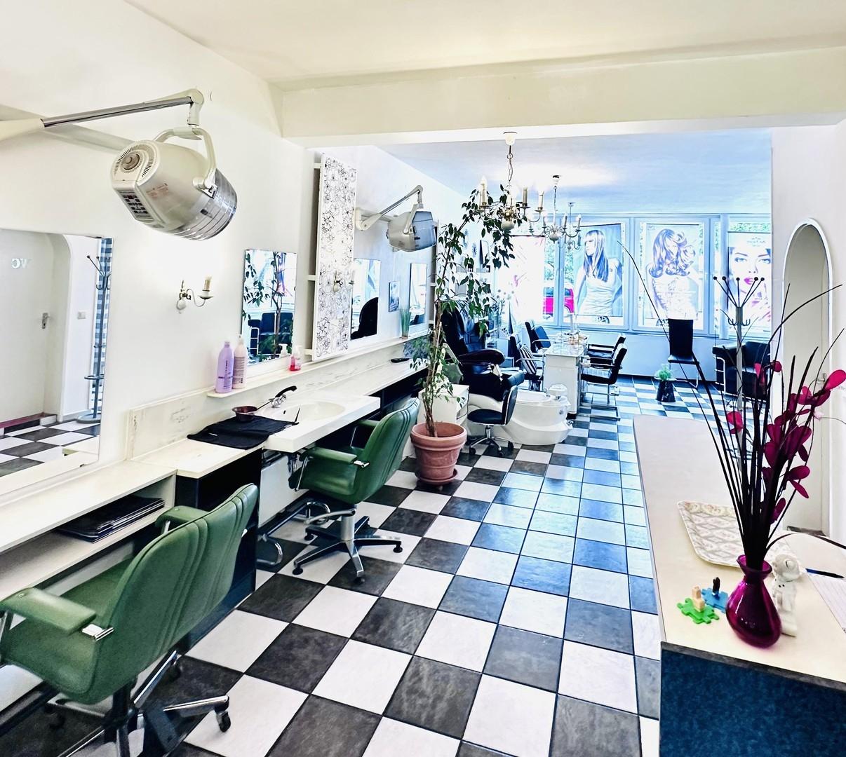 Blick zur Schaufensterfront