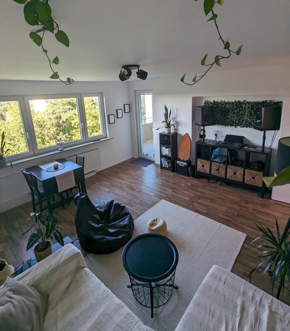 helles Wohnzimmer mit Balkon