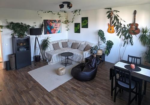 geräumiges Wohnzimmer 