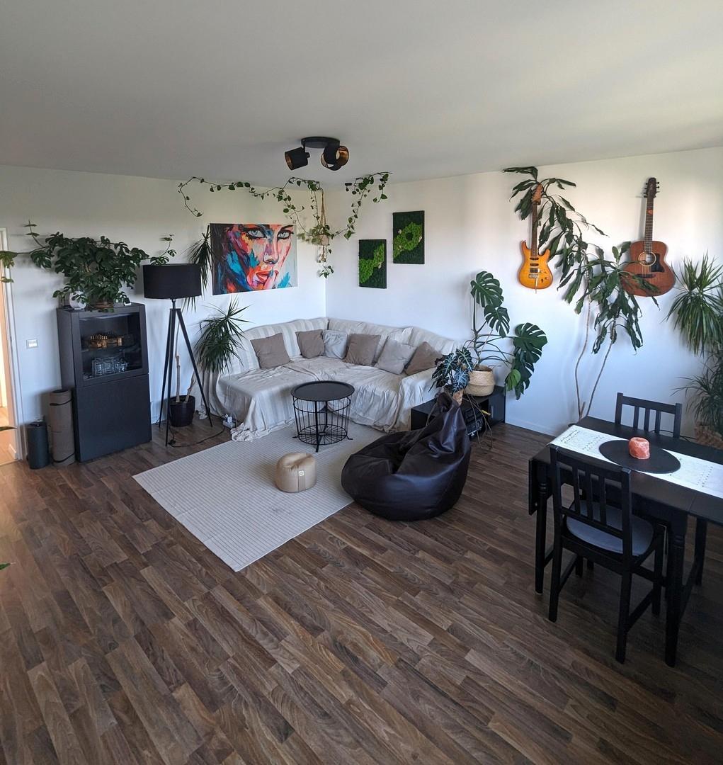 geräumiges Wohnzimmer 