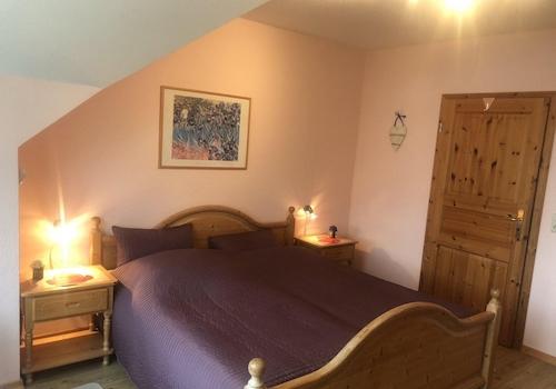 Schlafzimmer mit Balkonzugang