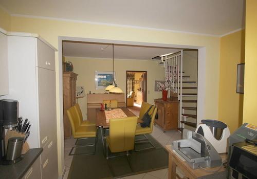 Blick auf Ess- und Wohnzimmer mit OG-Treppe