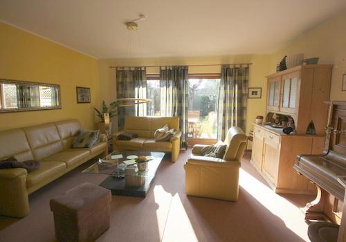 Sonniges Wohnzimmer mit Zugang zur Außenterrasse u. Garten