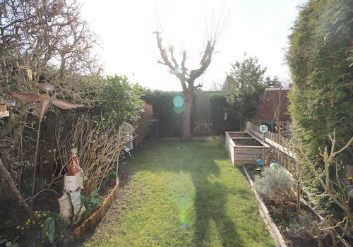 Blick in den gepflegten eigenen Garten