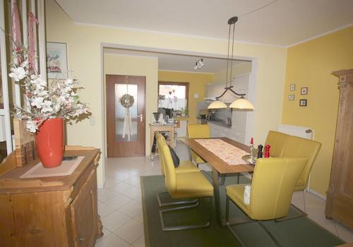 Offene Einbauküche mit Esszimmer