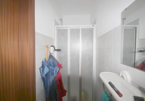 Gäste-WC mit Dusche Eingangsflur EG