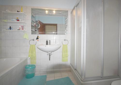 Hauptbad mit Wanne u. Dusche OG