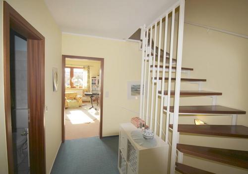 Kleiner Flur OG mit Treppe ins DG