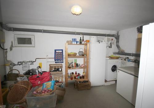 Vorrats- u. Heizungsraum mit WM u. Versorgungsleitungen