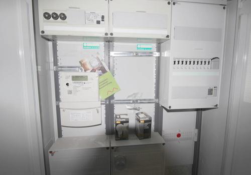 Moderner Stromsicherheitsschrank mit FI-Schalter