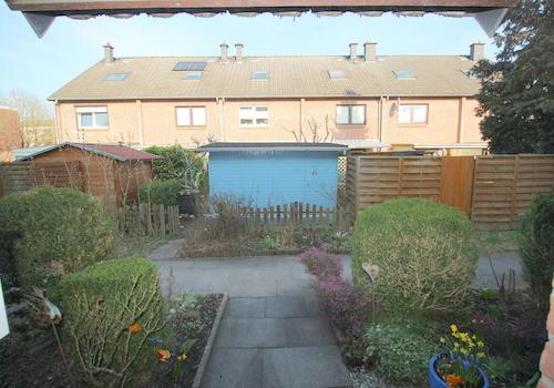 Eingangsbereich mit kleinem Vorgarten zum RMH