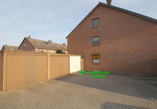 Zugehörige Garage (weißes Tor)