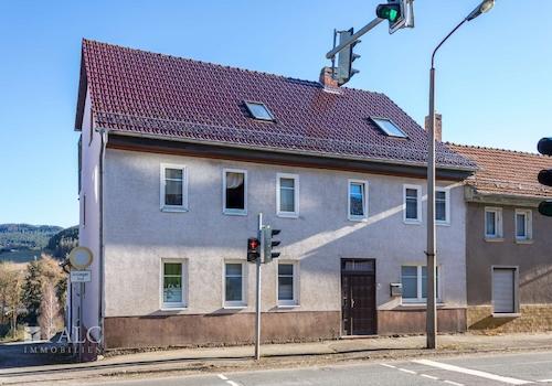 Seitlich. Anliegerstrasse