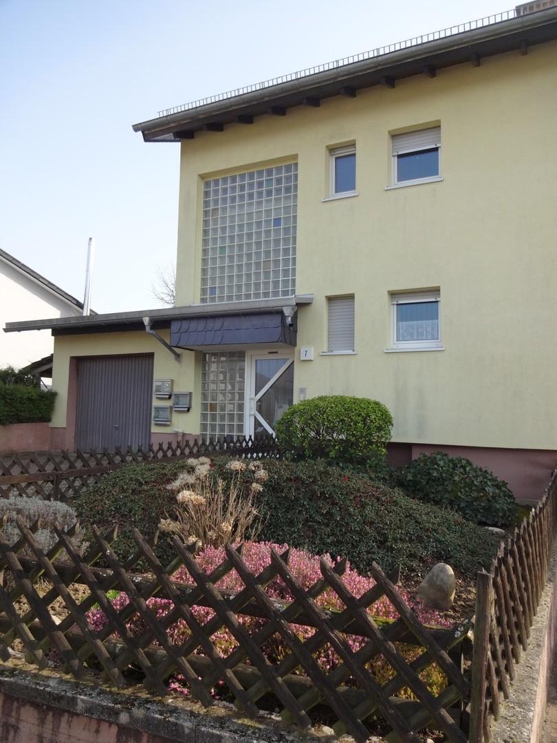 Eingangsbereich und Garage 