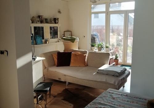 Blick ins gemütliche Wohnzimmer