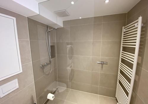 Bad mit Wandschränkchen