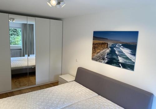 Schlafzimmer mit Bett 2x2m