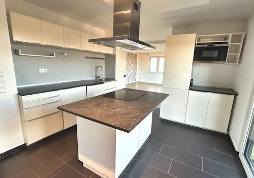 moderne Einbauküche mit Kochinsel