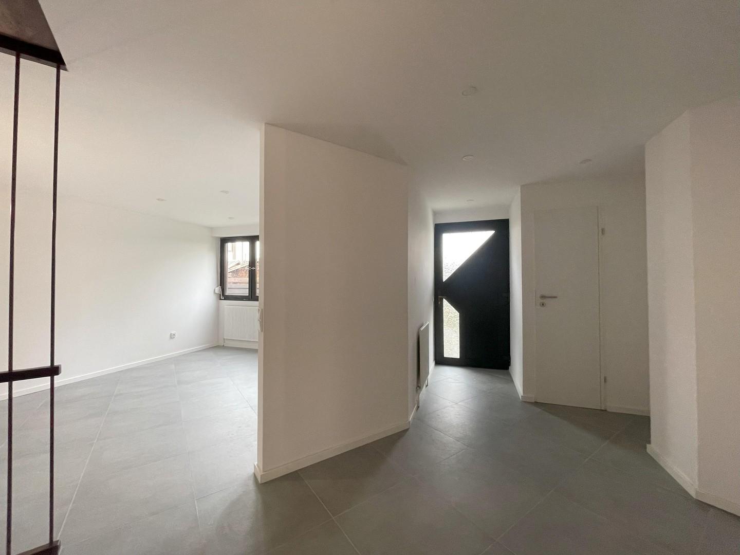 Blick in Flur und offene Küche