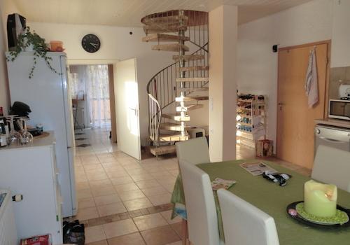 Kueche  Eingang Treppe DG