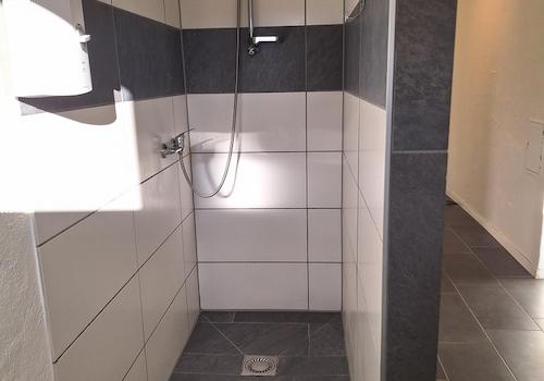Großer Duschbereich