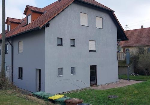 Frischgestrichene Fassade 3/26