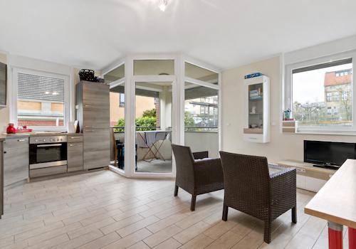 Wohnzimmer mit offener Küche