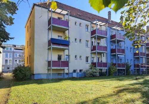 Gebäuderückseite mit Balkon