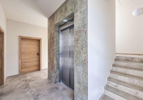 Treppenhaus mit Aufzug 