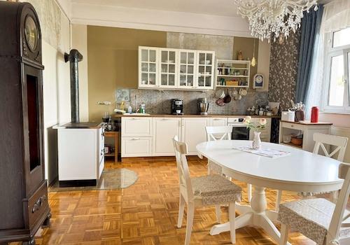 Große Wohnküche mit Kronleuchter