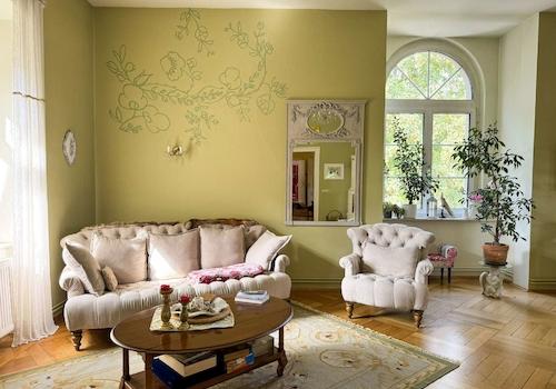 Wohnbereich mit Sofa und Rundbogenfenster